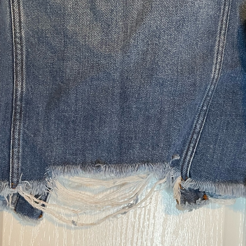 Kancan Los Angeles Distressed Jean Jacket with Frayed Bottom. 100% Cotton. - Picture 5 of 15